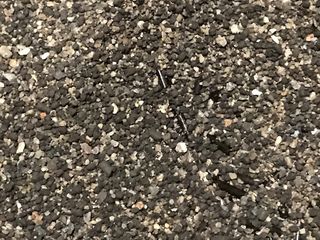 DETAIL ODSEPAROVANÉHO ODPADU - KAMIENKY A KOVOVÉ ČASTI