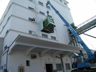 VYKLADANIE STARÉHO STROJA Z BUDOVY